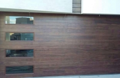 Portón Tipo Americano acabado madera CHI Walnut 3.0 con ventanas