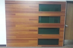 Portón Tipo Americano acabado madera CHI Cedar con ventanas