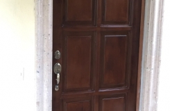 puerta principal en acabado madera